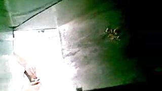 Ավերված կիսանդրի շիկահեր պոռնոաստղ Բարբի Քամինգսը ցուցադրում է իր փաթաթված մարմինը