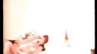 Կամախոր սլացիկ շիկահեր դեռահասը թիկունքից հարվածում է իր թաց փիսիկին
