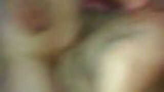 Վատ շիկահեր Քափրիս Կապոնեն խորն է ծծում աքաղաղի մեծ գնդիկները